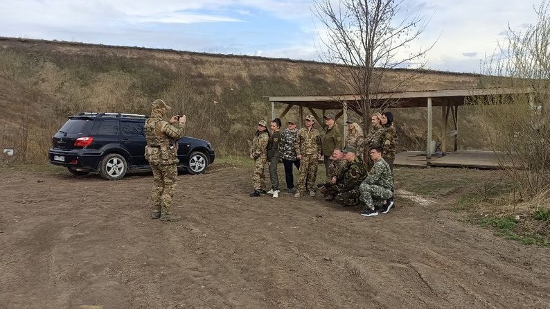 У Тернополі ветеран безкоштовно навчає цивільних стріляти