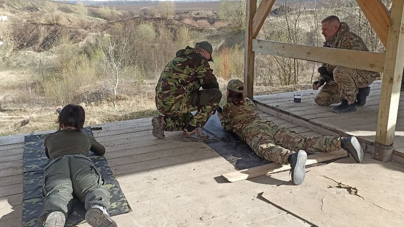 У Тернополі ветеран безкоштовно навчає цивільних стріляти