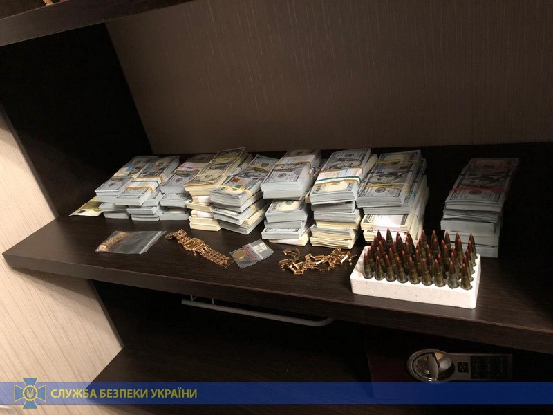 Посадовець Фонду держмайна, затриманий СБУ на хабарі, зберігав вдома понад півмільйона доларів США.