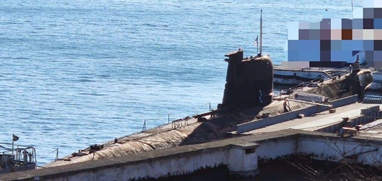 Окупанти в Севастополі продовжують збирати захоплені українські кораблі в Інженерній бухті