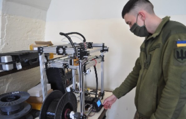 Курсанти самостійно виготовляють компоненти для безпілотників і роботів на 3D-принтерах