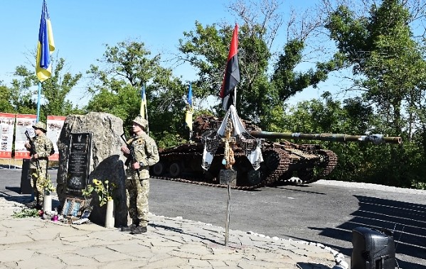 На місці загибелі екіпажу танку Т-64 відкрито пам’ятний знак