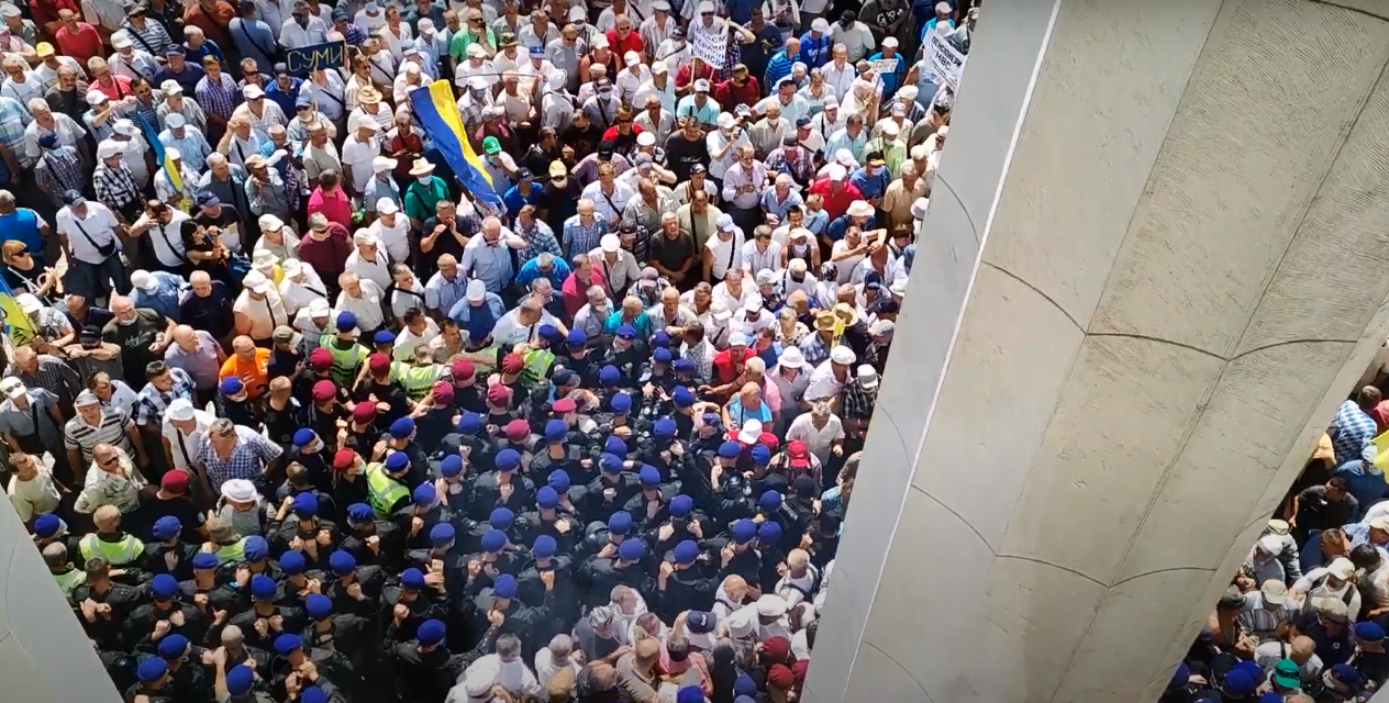 У Києві колишні працівники МВС намагалися штурмувати Верховну Раду (ВІДЕО)