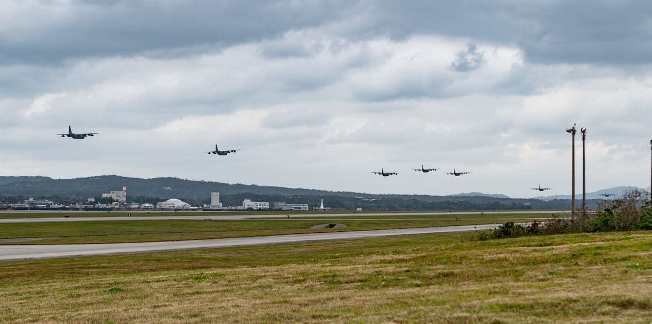 Американські військові літаки відпрацювали "Політ зграї" (ФОТО)