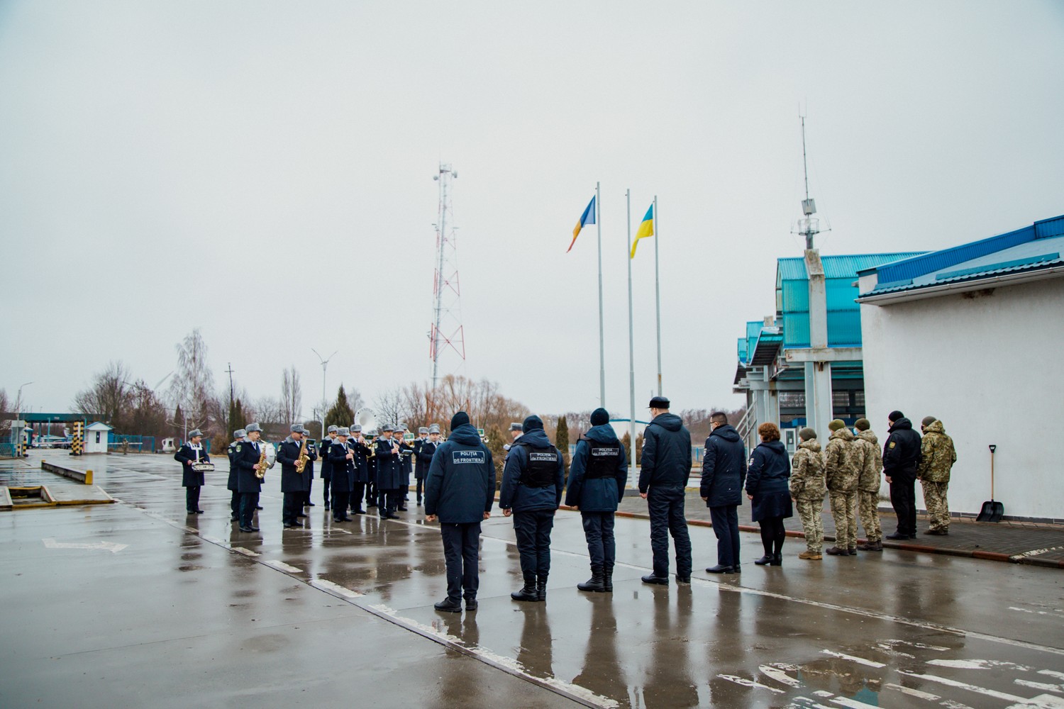 Молдовський оркестр на ПП "Мамалига" привітали українських колег з Різдвом (ФОТО)