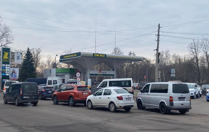 Дефіцит палива: експерт назвав причини ажіотажу на АЗС