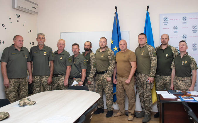 Першим добровольцям-цивільним вручили посвідчення учасника бойових дій