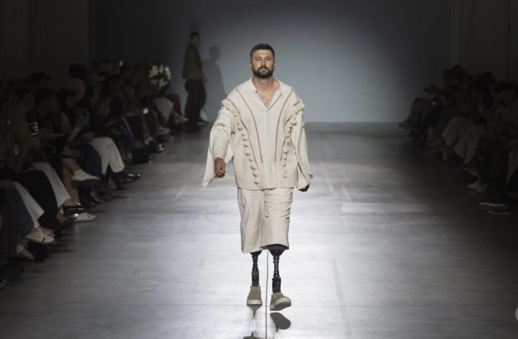 Ветерани на протезах презентували колекцію бренду Andreas Moskin сезону весна-літо 2025 на Ukrainian Fashion Week