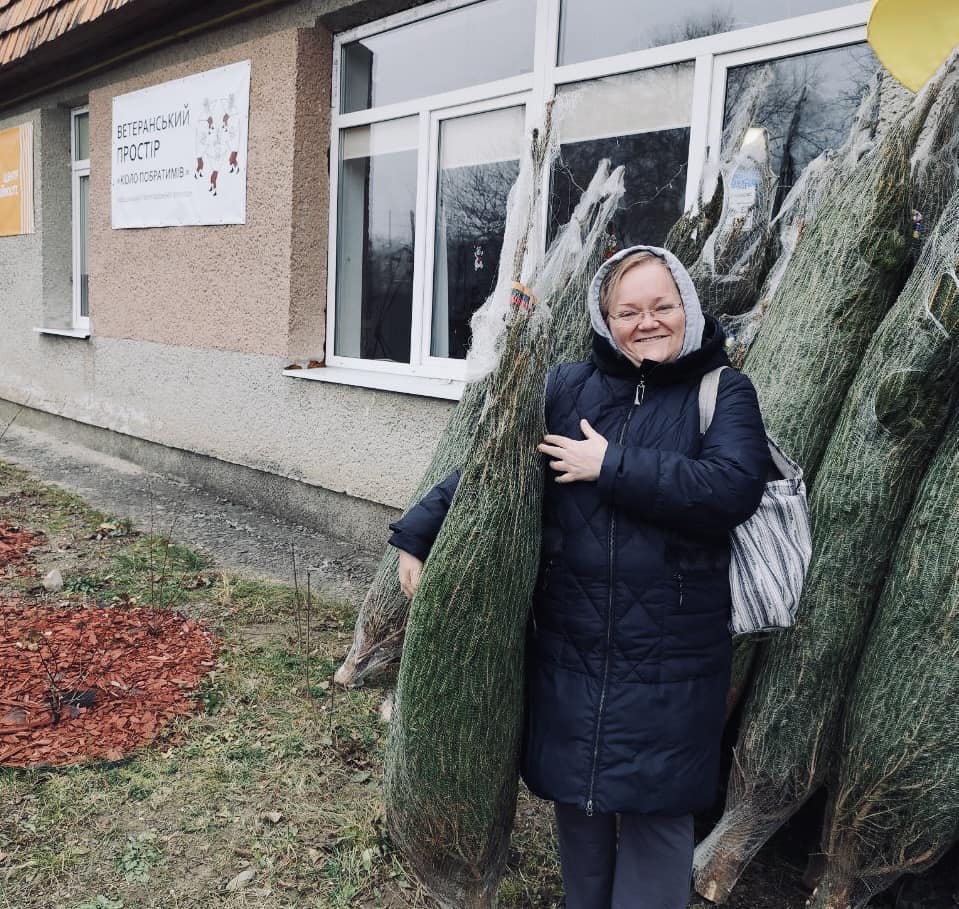 Напередодні Різдва військовим та їхнім сім'ям Рівненщини подарували ялинки