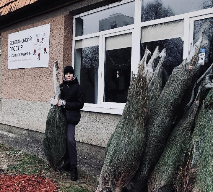 Напередодні Різдва військовим та їхнім сім'ям Рівненщини подарували ялинки