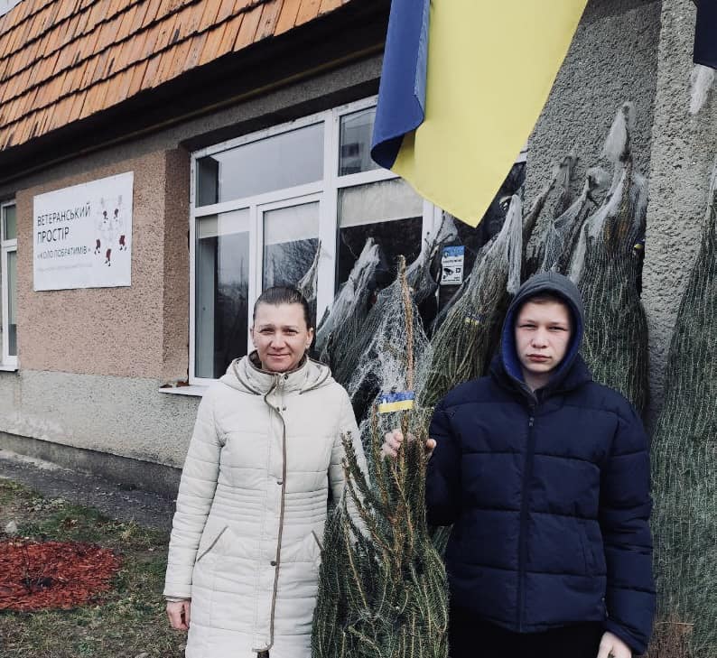 Напередодні Різдва військовим та їхнім сім'ям Рівненщини подарували ялинки