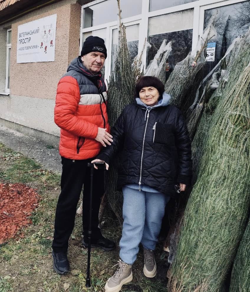 Напередодні Різдва військовим та їхнім сім'ям Рівненщини подарували ялинки