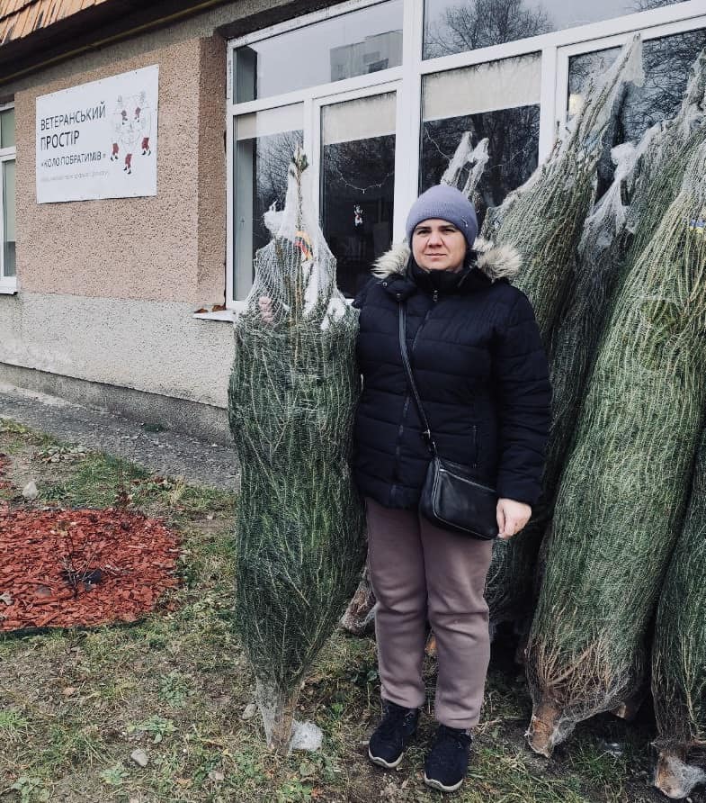 Напередодні Різдва військовим та їхнім сім'ям Рівненщини подарували ялинки
