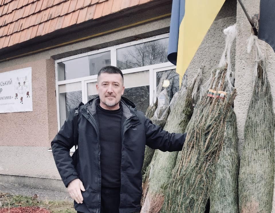 Напередодні Різдва військовим та їхнім сім'ям Рівненщини подарували ялинки