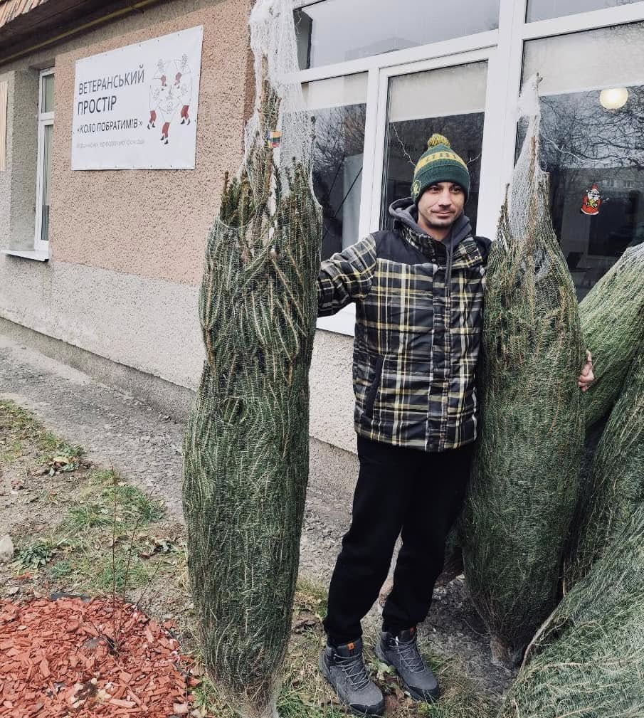 Напередодні Різдва військовим та їхнім сім'ям Рівненщини подарували ялинки