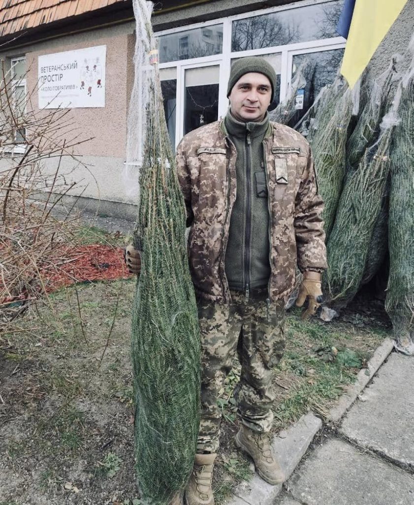 Напередодні Різдва військовим та їхнім сім'ям Рівненщини подарували ялинки