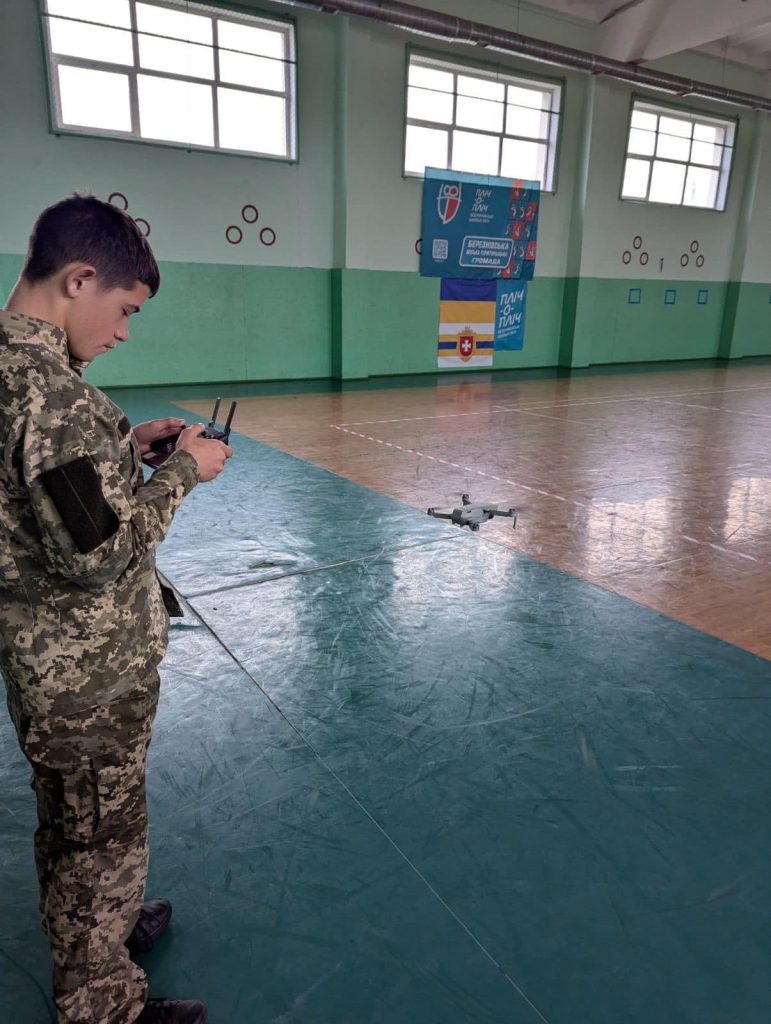 У Рівненській області старшокласників почали вчити керувати дронами