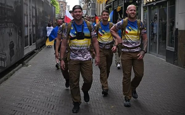 Ветерани України та Нідерландів вирушили у піший марафон з Гааги до Києва заради благодійного збору