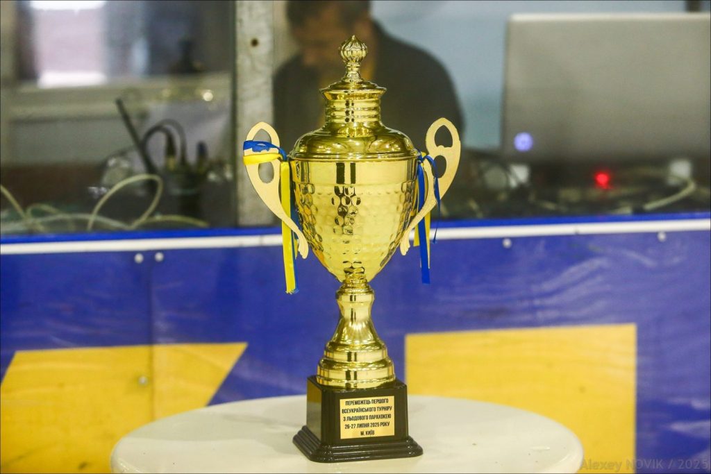 У столиці відбувся перший турнір ветеранів по льодовому парахокею