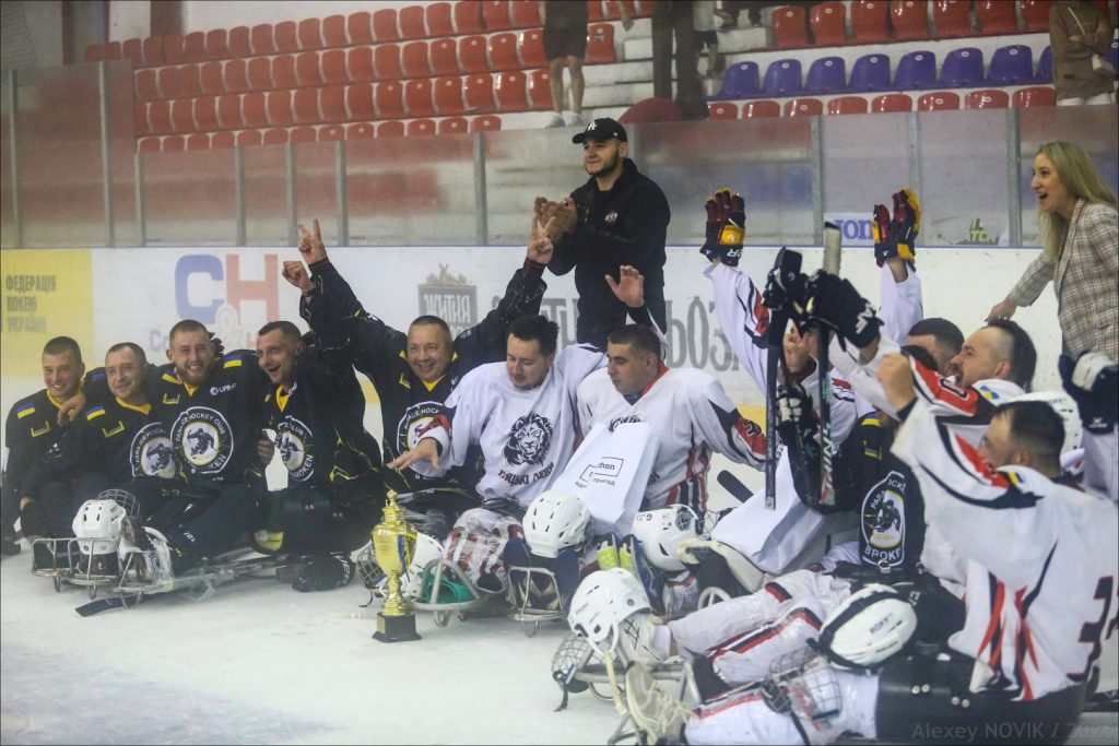 У столиці відбувся перший турнір ветеранів по льодовому парахокею