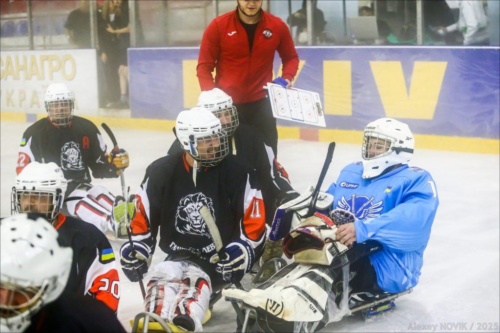 У столиці відбувся перший турнір ветеранів по льодовому парахокею