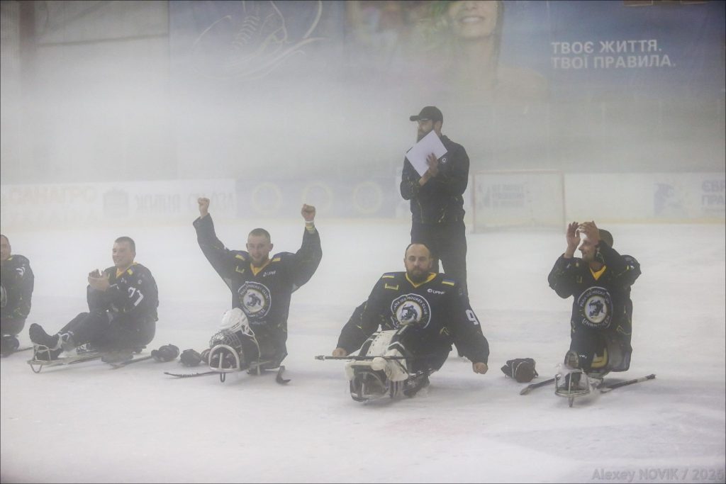 У столиці відбувся перший турнір ветеранів по льодовому парахокею