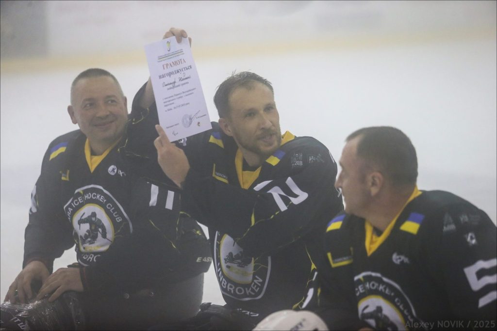 У столиці відбувся перший турнір ветеранів по льодовому парахокею