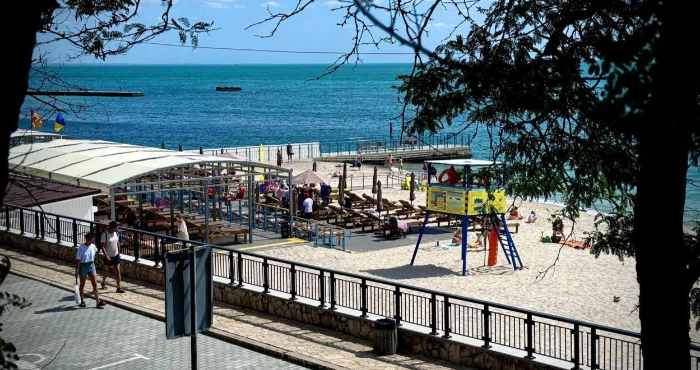 В Одесі відкрили оновлений інклюзивний пляж. Відео