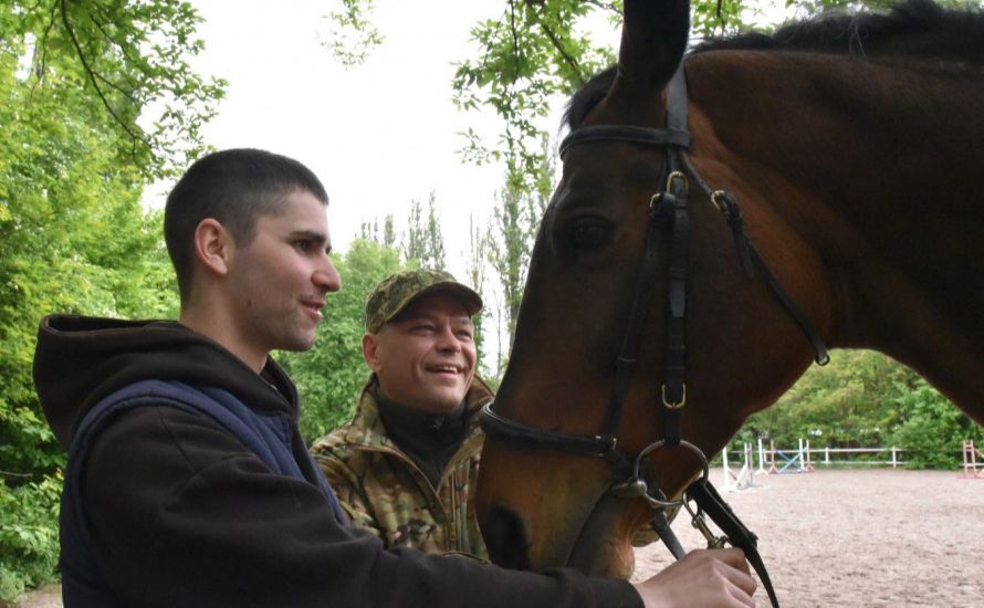 У Києві для ветеранів та ветеранок організовують заняття з верхової їзди
