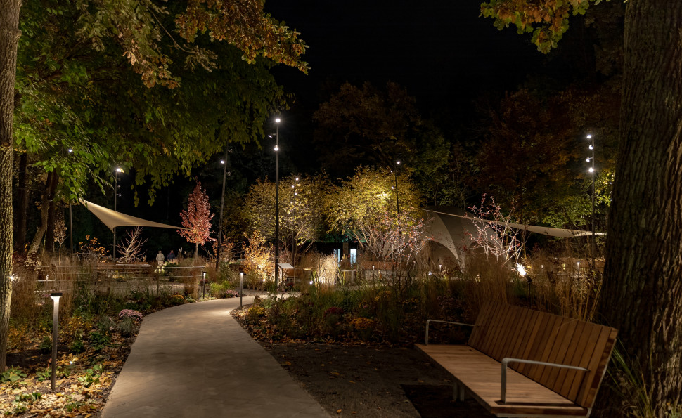 Терапевтичний сад на ВДНГ: у Києві відкрили перший простір для реабілітації військових