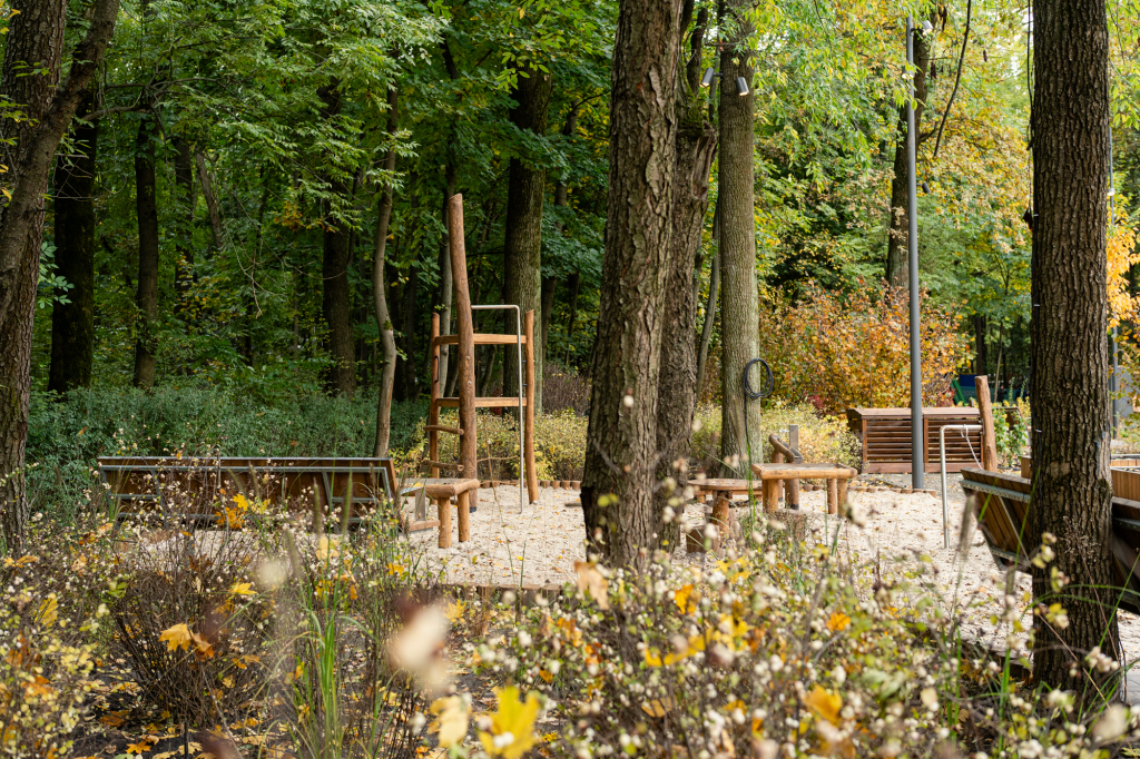 Терапевтичний сад на ВДНГ: у Києві відкрили перший простір для реабілітації військових