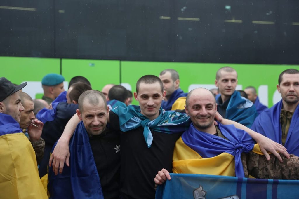 Сьогодні російського полону повернули 185 українців