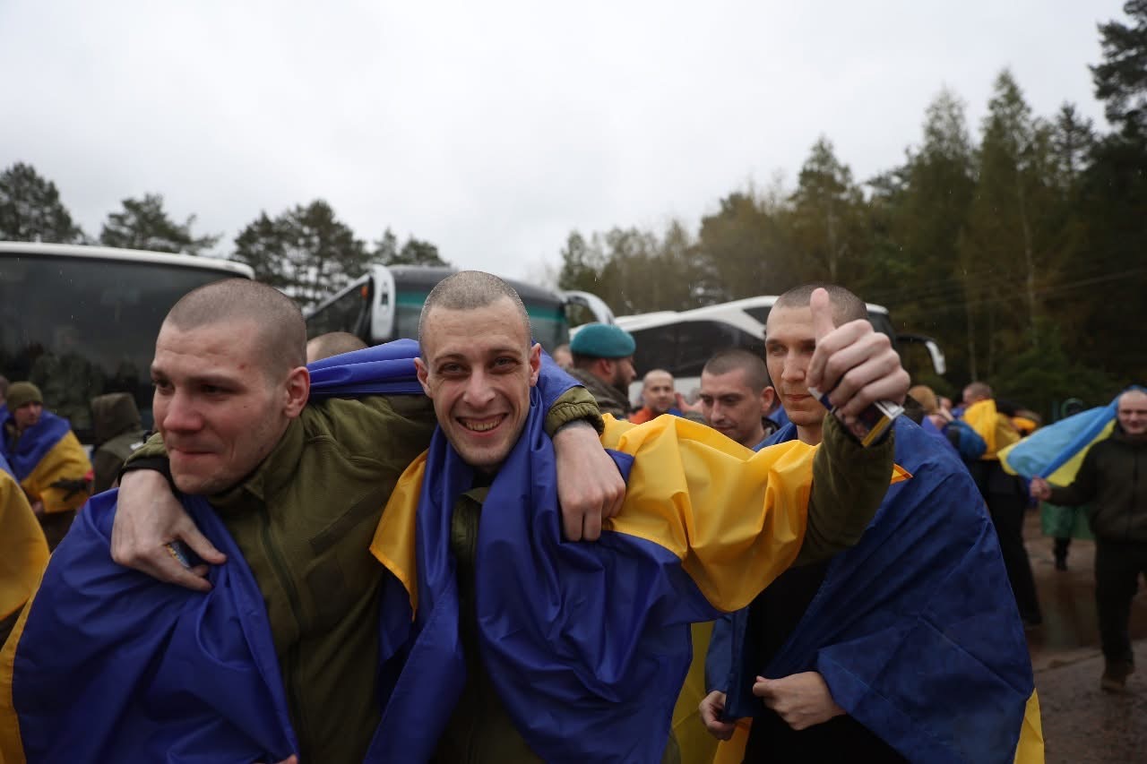 Сьогодні російського полону повернули 185 українців