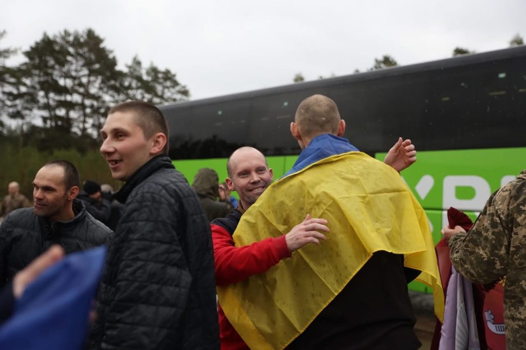Сьогодні російського полону повернули 185 українців