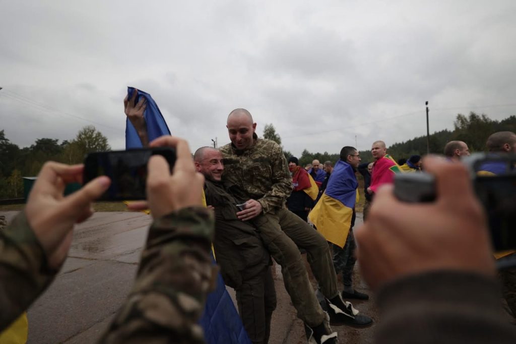 Сьогодні російського полону повернули 185 українців