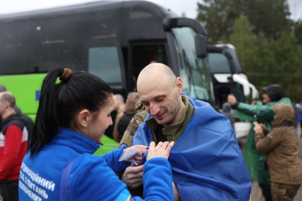 Сьогодні російського полону повернули 185 українців