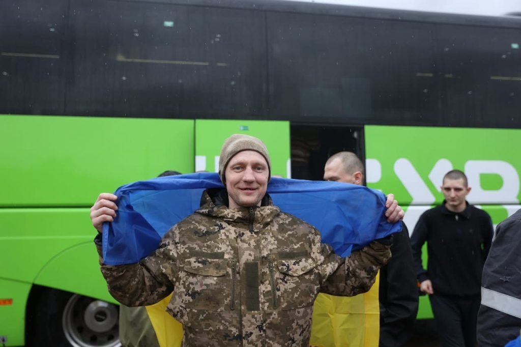 Сьогодні російського полону повернули 185 українців