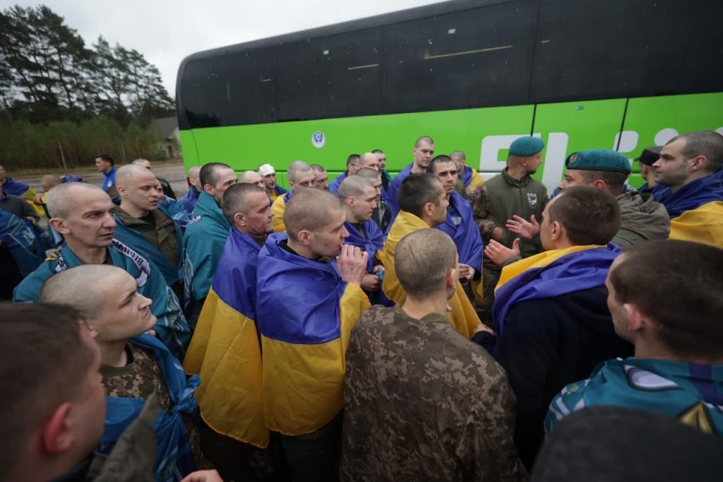 Сьогодні російського полону повернули 185 українців