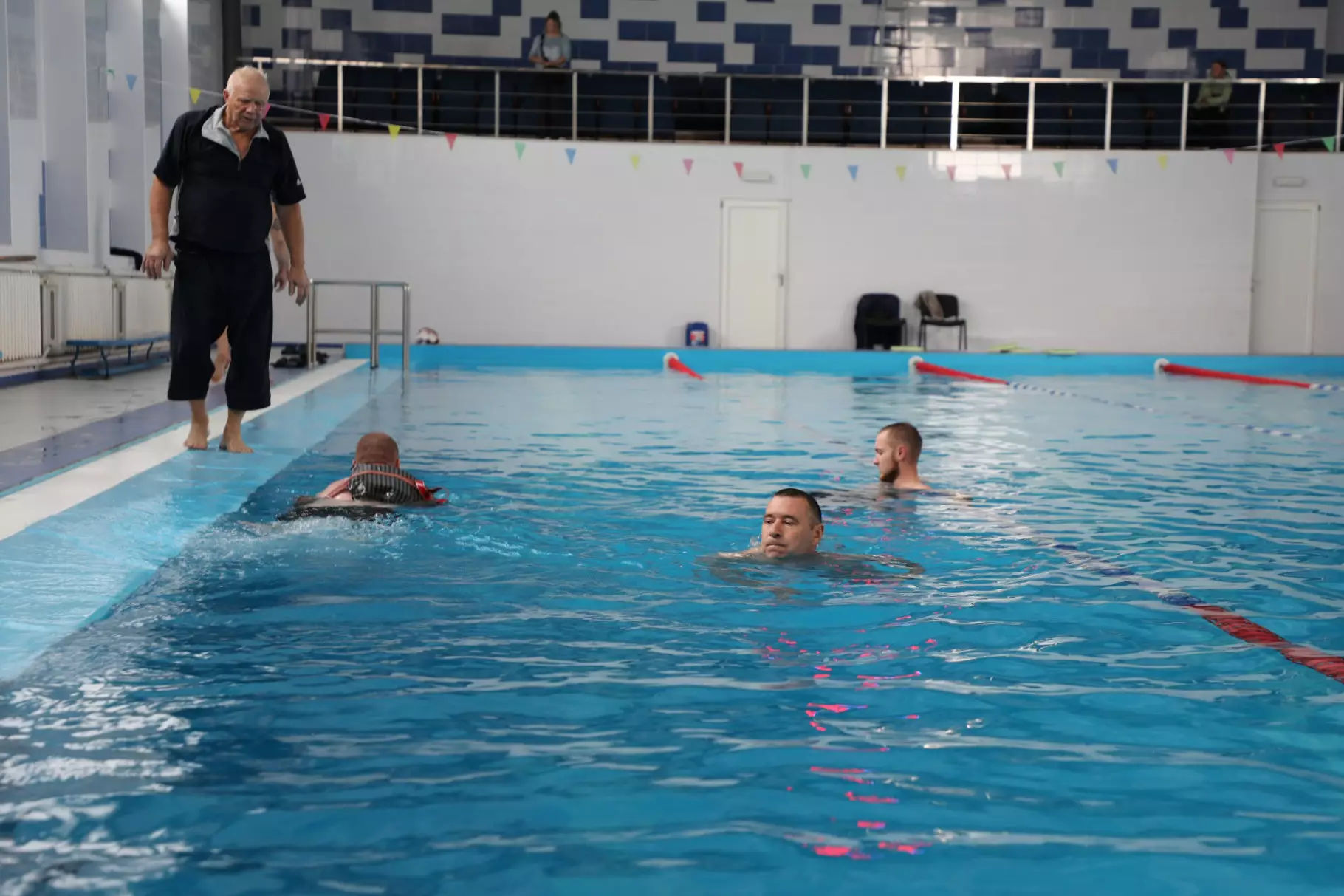 На Черкащині ветерани проходять реабілітацію через плавання в межах проєкту «МВС Незламні»