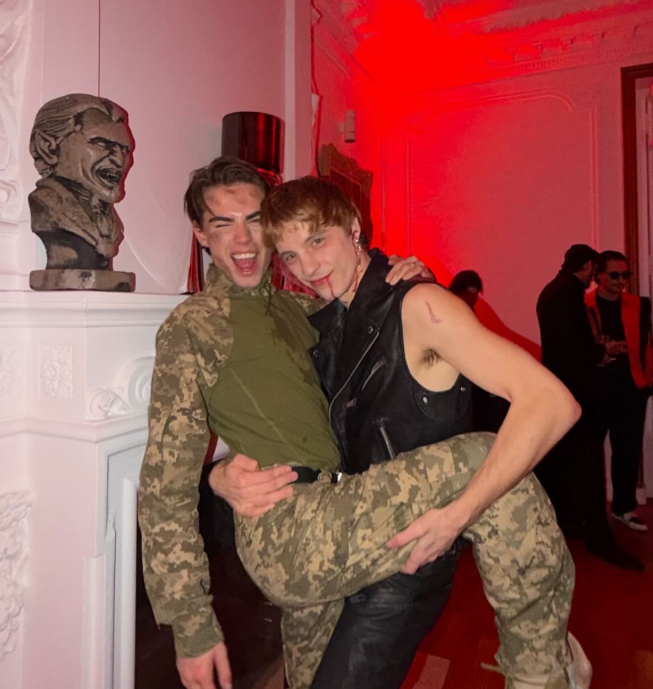 «Ти в ній танцюєш — ми гинемо»: ветерана ЗСУ обурив гелловінський костюм відомого блогера