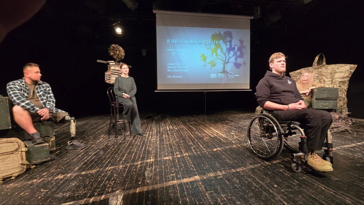 У Рівненському драмтеатрі ветерани зіграли у документальній виставі про війну і повернення