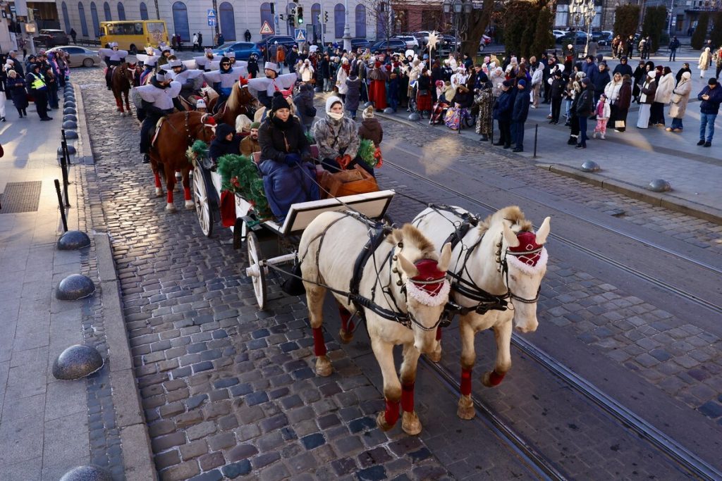 У Львові відбувся унікальний різдвяний вертеп за участю ветеранів-вершників