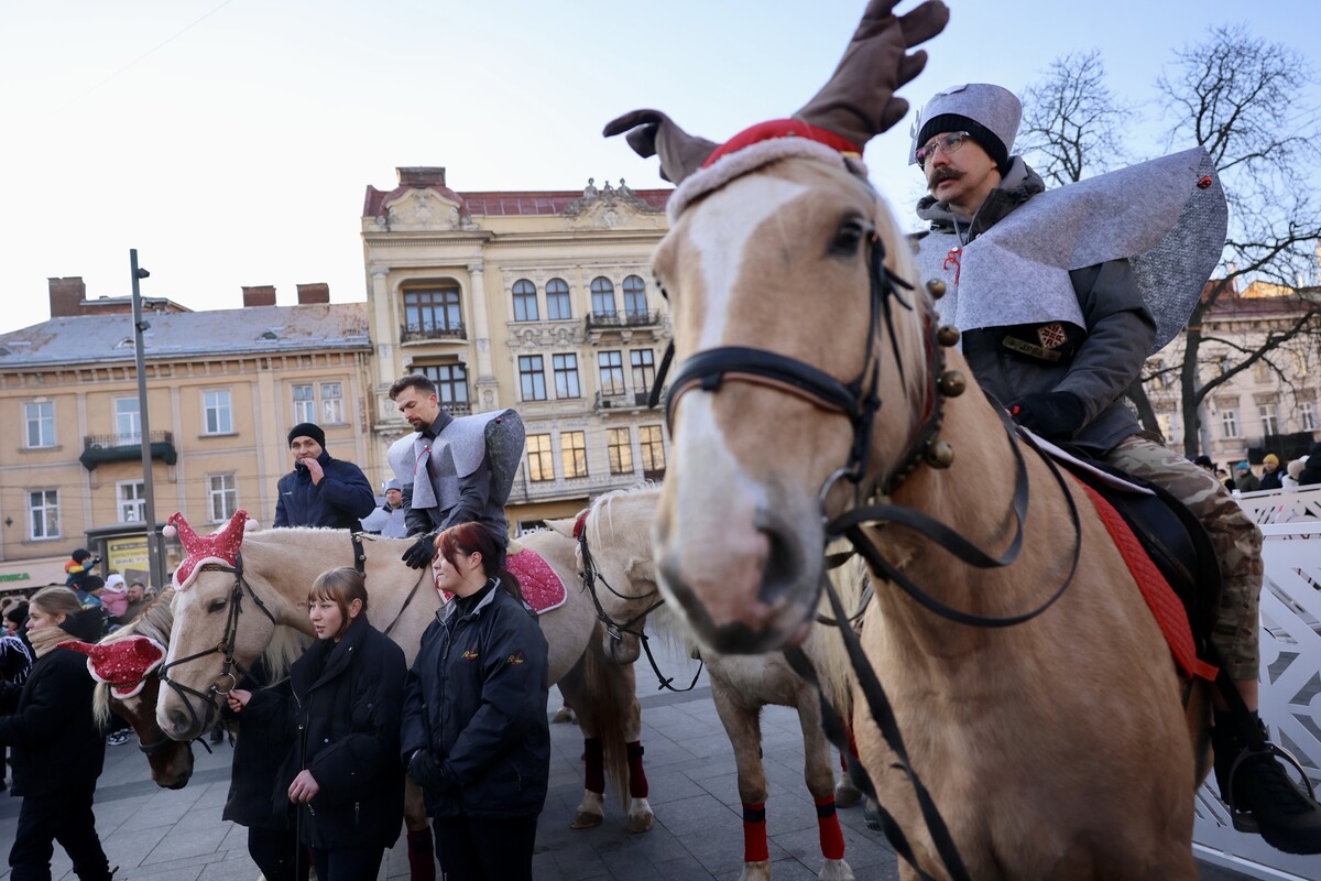 У Львові відбувся унікальний різдвяний вертеп за участю ветеранів-вершників