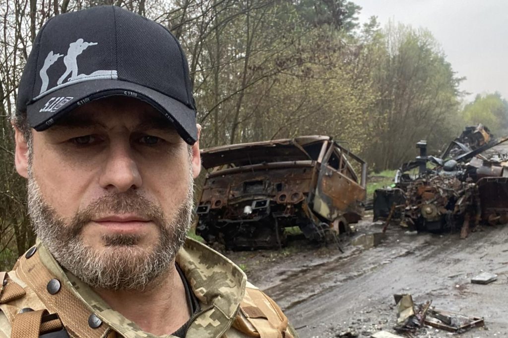 Зміна камуфляжу на грим і театральні костюми