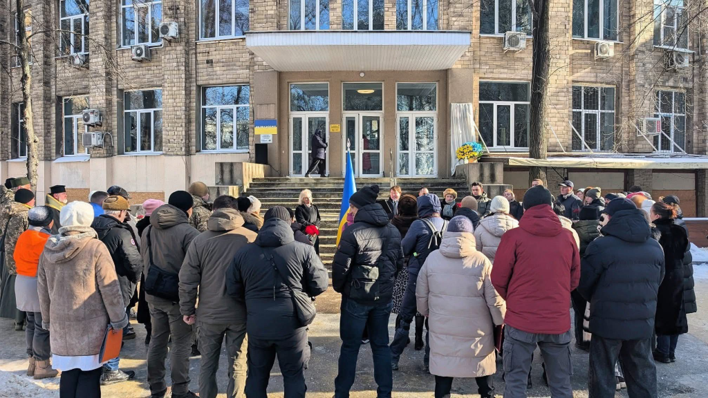 У Харкові відкрили меморіальну дошку військовому медику Єгору Желніну, який загинув під Бахмутом