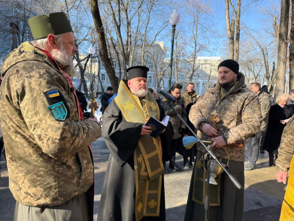 У Харкові відкрили меморіальну дошку військовому медику Єгору Желніну, який загинув під Бахмутом