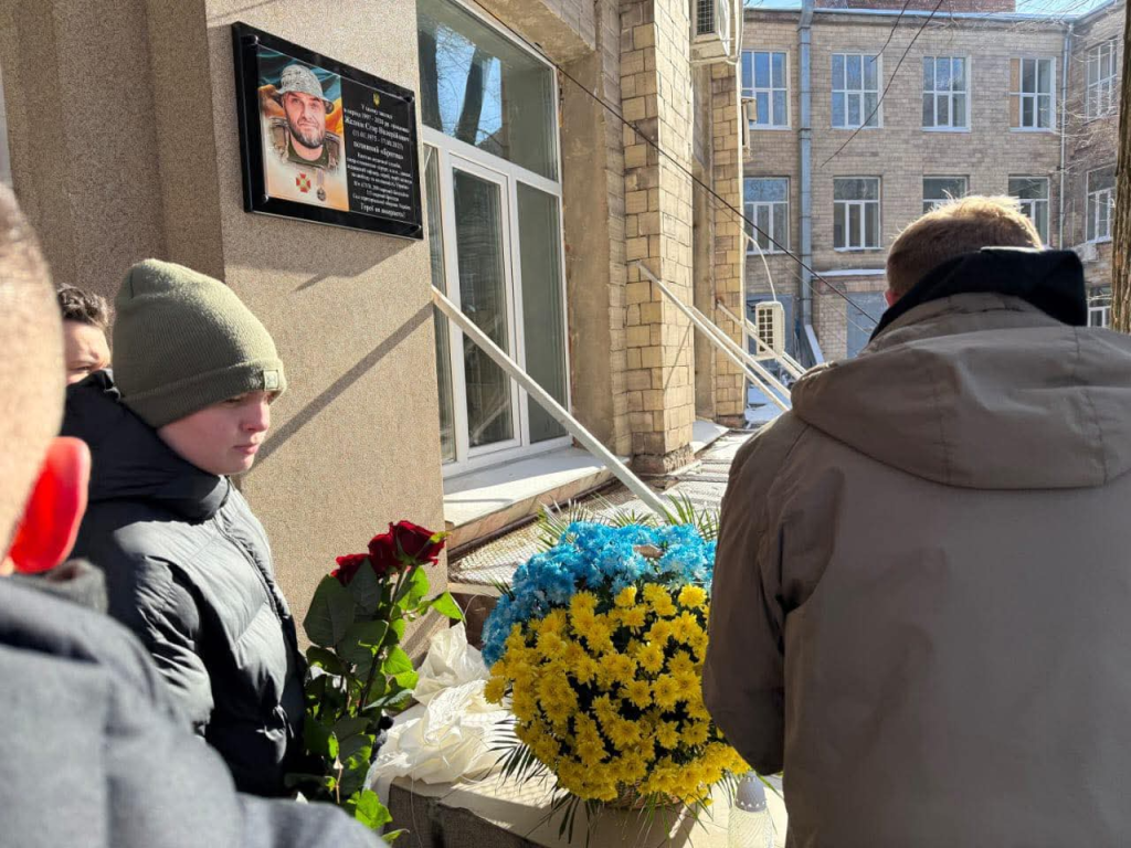 У Харкові відкрили меморіальну дошку військовому медику Єгору Желніну, який загинув під Бахмутом
